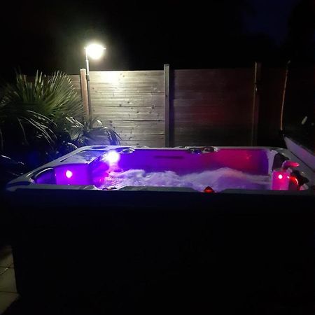 Chambre Au Nuit Etoile Et Jacuzzi Prive Bed & Breakfast Pleuven Bagian luar foto