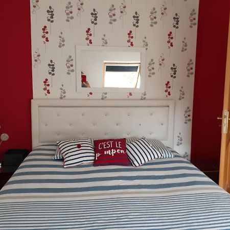 Chambre Au Nuit Etoile Et Jacuzzi Prive Bed & Breakfast Pleuven Bagian luar foto