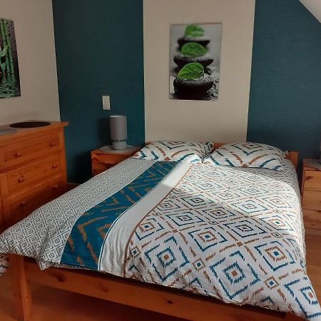 Chambre Au Nuit Etoile Et Jacuzzi Prive Bed & Breakfast Pleuven Bagian luar foto