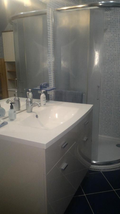 Chambre Au Nuit Etoile Et Jacuzzi Prive Bed & Breakfast Pleuven Bagian luar foto