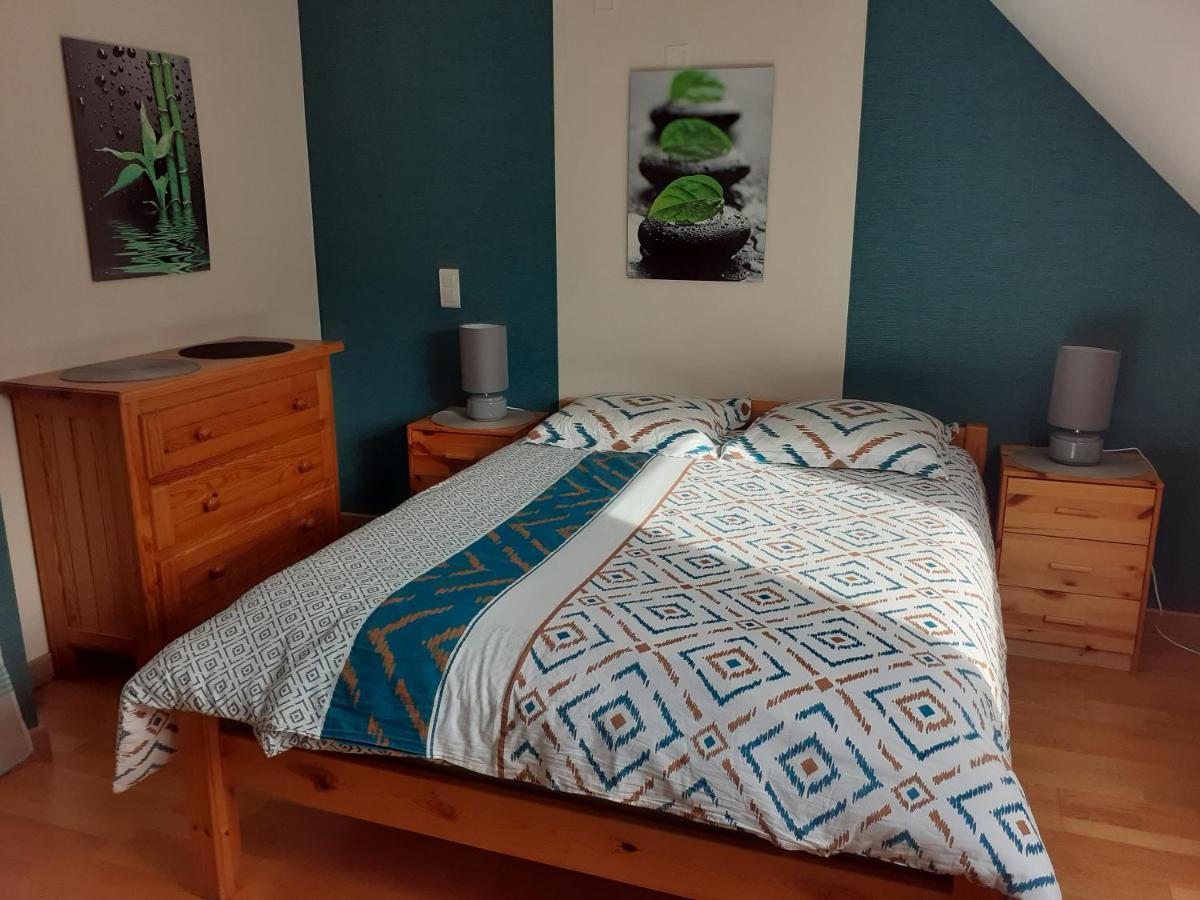 Chambre Au Nuit Etoile Et Jacuzzi Prive Bed & Breakfast Pleuven Bagian luar foto